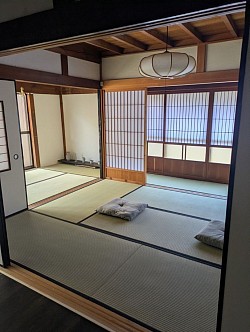 六畳の和室でゆったりとお過ごしください