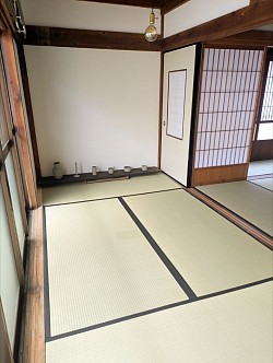 お洒落な陶器が並ぶお部屋