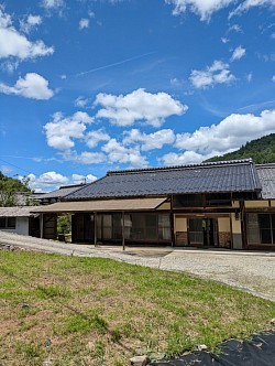 静かな山あいに佇む、趣ある古民家宿。