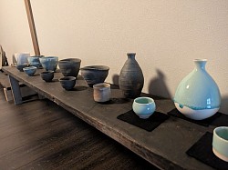 作家の焼物が並ぶ受付ギャラリー