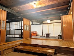 玄関から受付とギャラリー風景