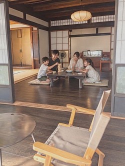 床の間にて家族団らんの風景