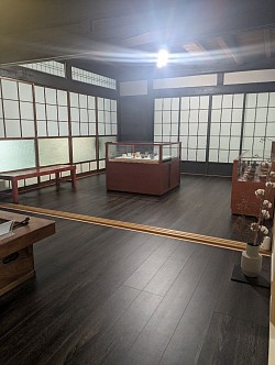 ギャラリーではオーナーが集めた陶芸家の酒器が並びます（貸し出しOK）