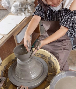 陶芸体験で作品を作れます。（要予約）