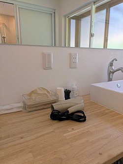 ドライヤーや綿棒、シャンプー、コンディショナー、ボディソープなども揃えております。