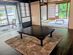 板の間、畳の間の両方をお使いください。
